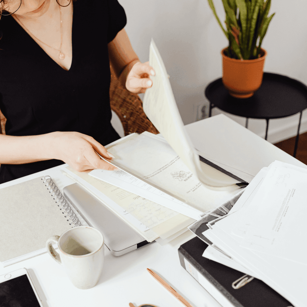 Pilas de documentos SST esperando revisión manual en una obra de construcción