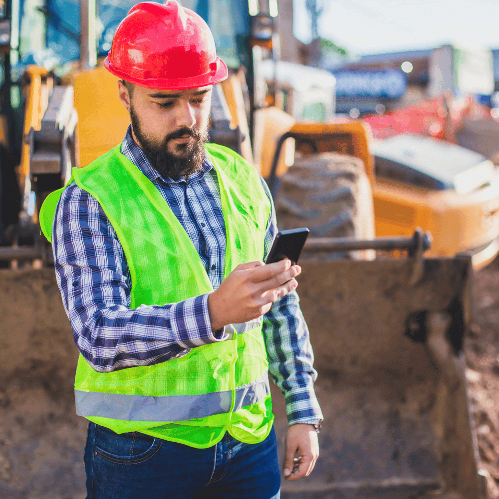 Trabajador de construcción usando Verifty en el celular para llenar un preoperativo digital